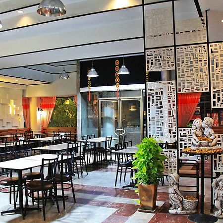 โรงแรมเรือนทิพย์ เชียงราย Ruean Tip Hotel Exteriör bild