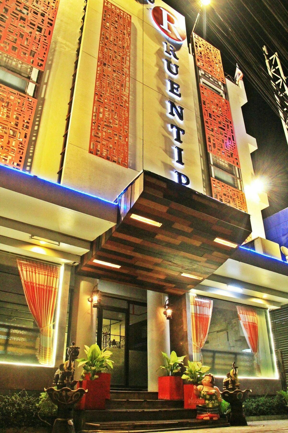 โรงแรมเรือนทิพย์ เชียงราย Ruean Tip Hotel Exteriör bild